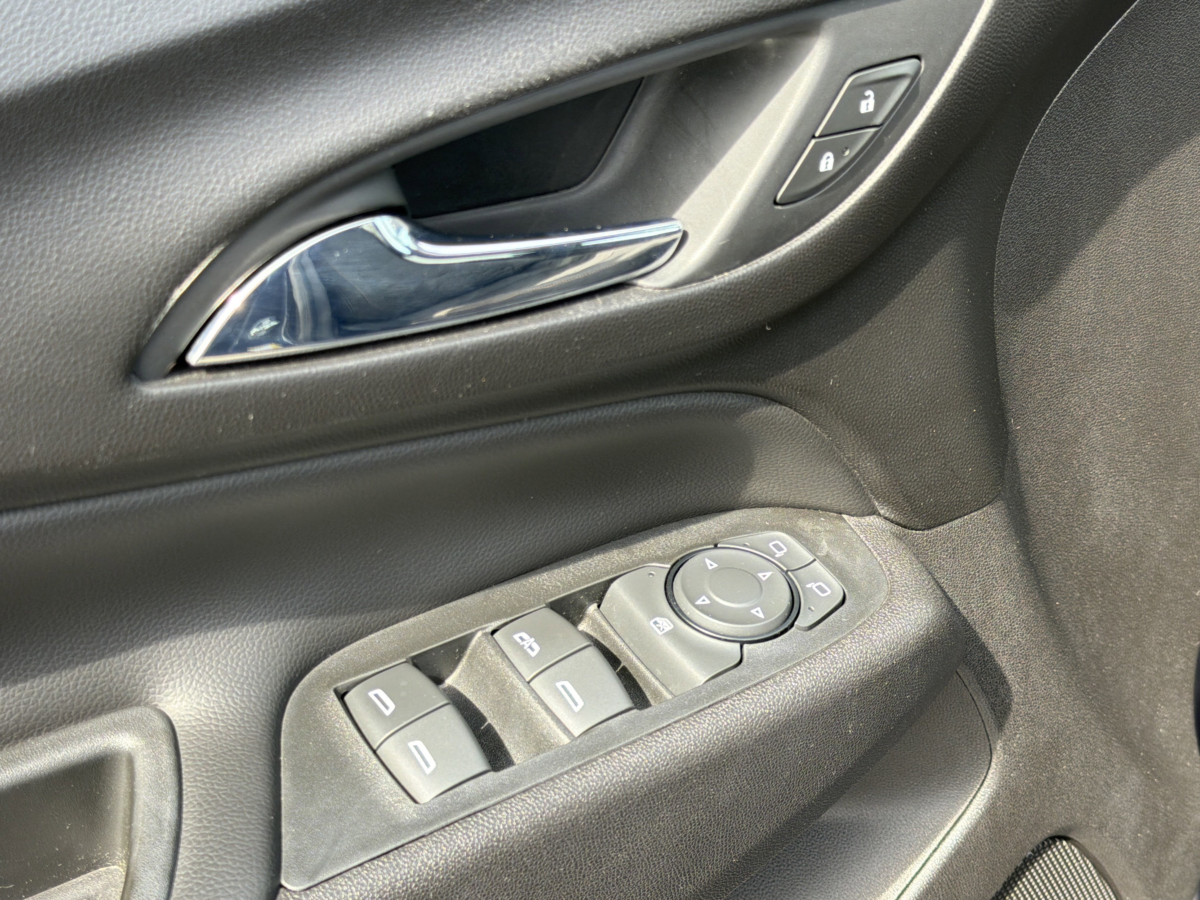 Used 2018 Chevrolet Equinox LT image 10