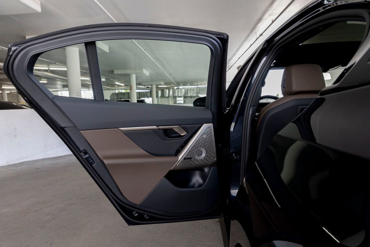 New 2026 BMW 550e xDrive w/ Premium Package AWD/4WD image 21