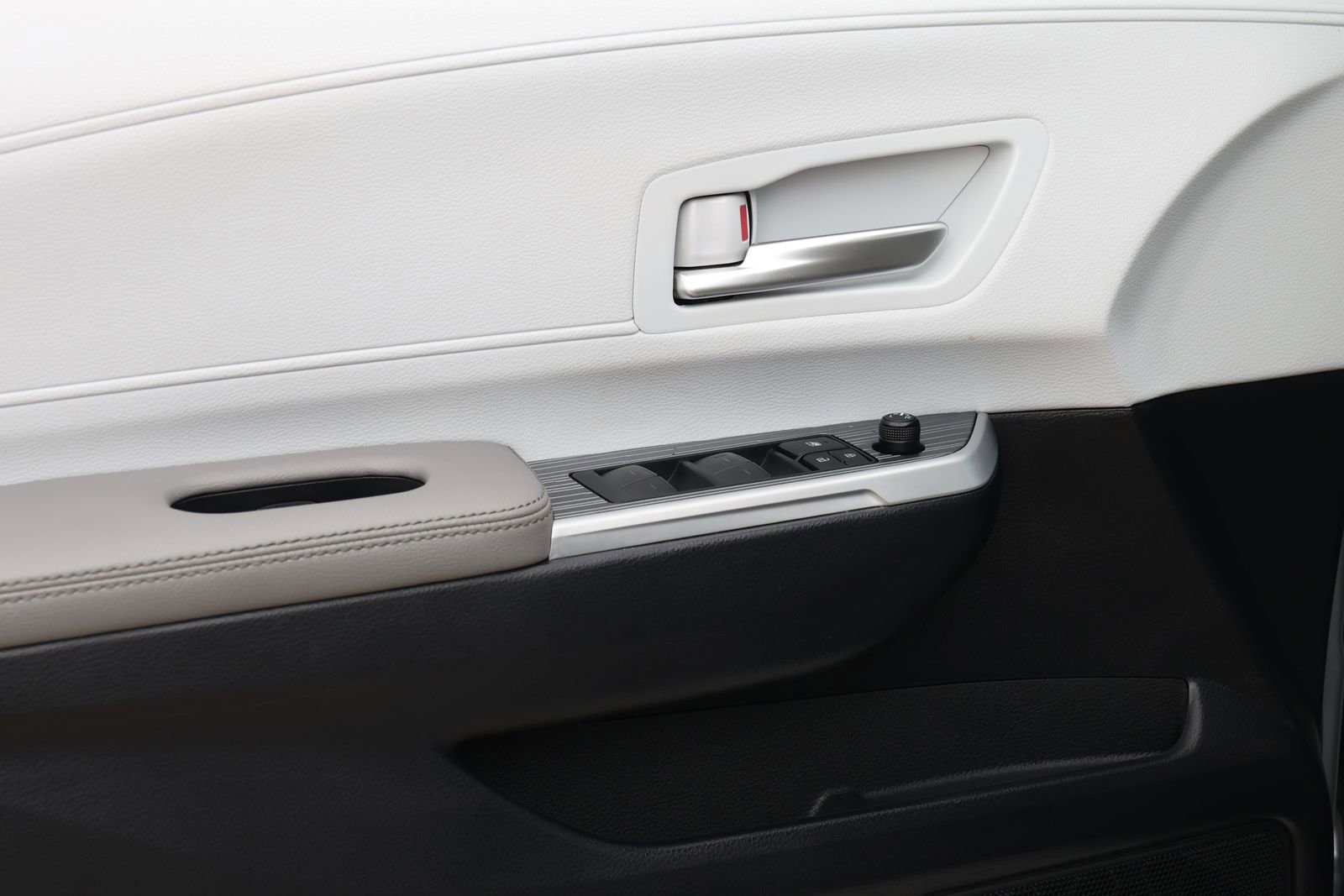 Used 2025 Toyota Sienna XLE image 25