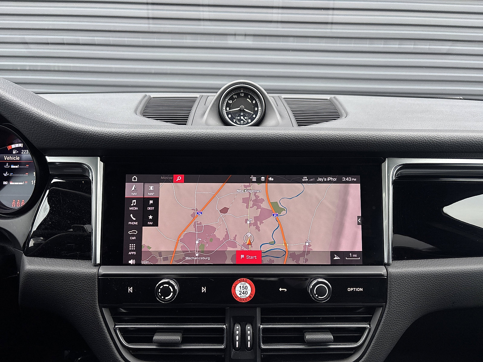 Certified 2024 Porsche Macan image 22