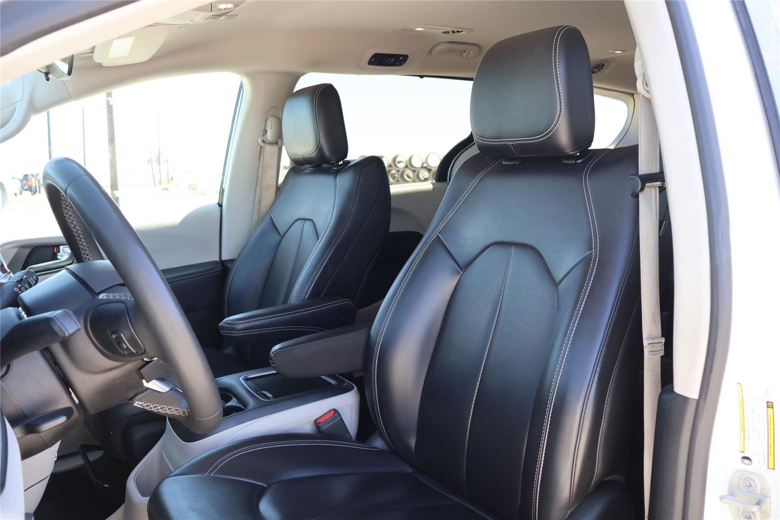 Used 2023 Chrysler Pacifica Touring-L image 14