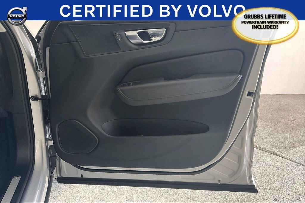 Used 2025 Volvo XC60 B5 Core image 25