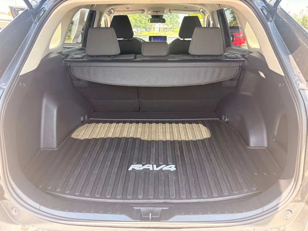 Used 2025 Toyota RAV4 XLE AWD/4WD image 28