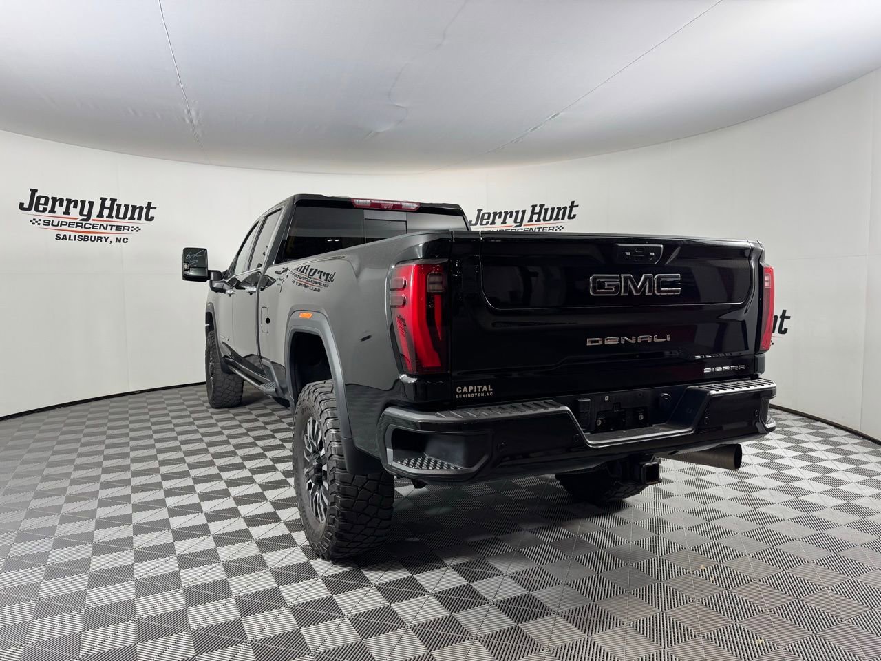 Used 2024 GMC Sierra 3500 Denali Ultimate AWD/4WD image 9