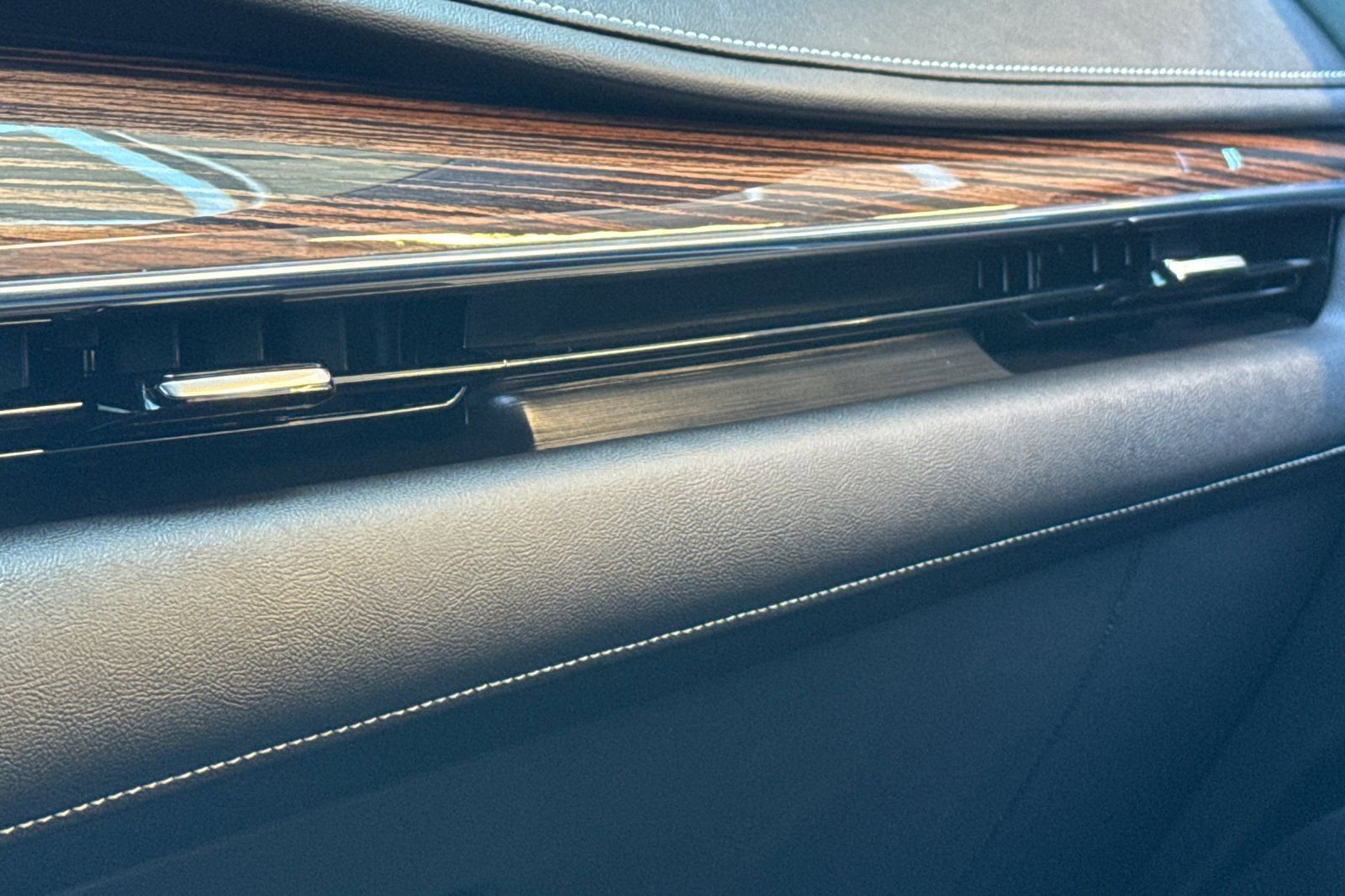 Used 2023 Cadillac Escalade Premium Luxury image 27