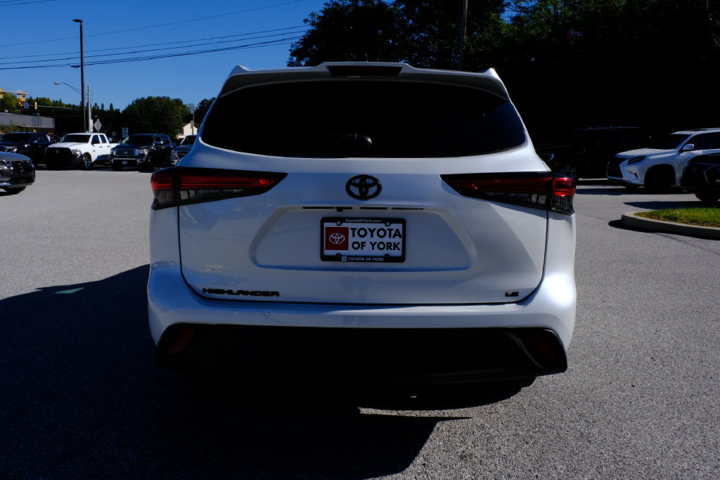 Used 2023 Toyota Highlander LE FWD image 4