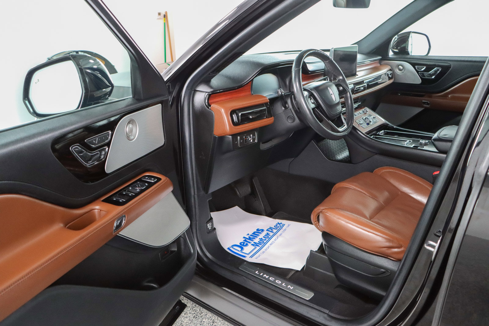 Used 2022 Lincoln Aviator Reserve w/ Equipment Group 201A RWD image 3