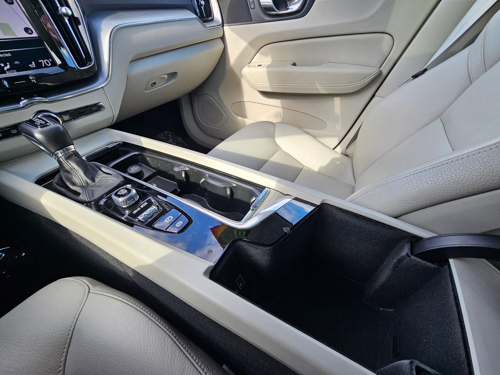 Used 2020 Volvo XC60 T6 Momentum image 40