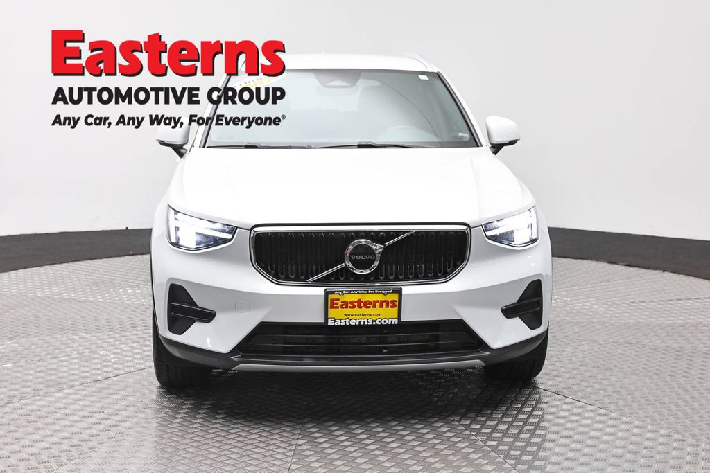 Used 2023 Volvo XC40 B5 Core AWD/4WD image 2