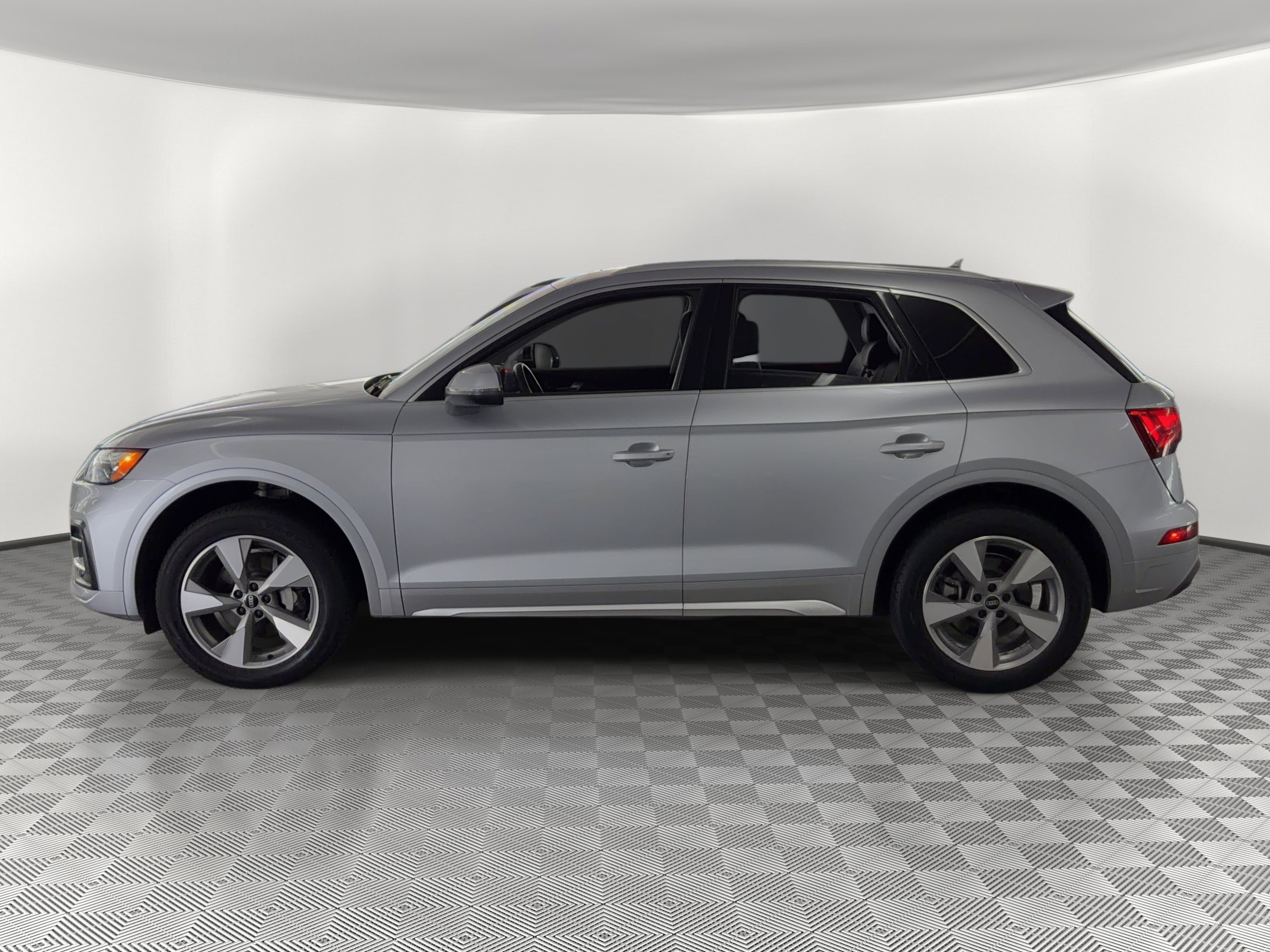 Used 2023 Audi Q5 2.0T Premium w/ Convenience Package AWD/4WD image 2