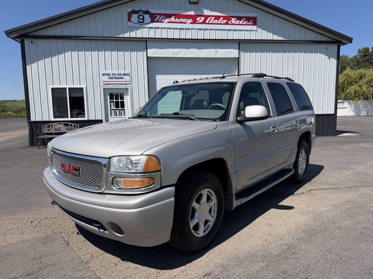 Used 2005 GMC Yukon Denali AWD/4WD image 1