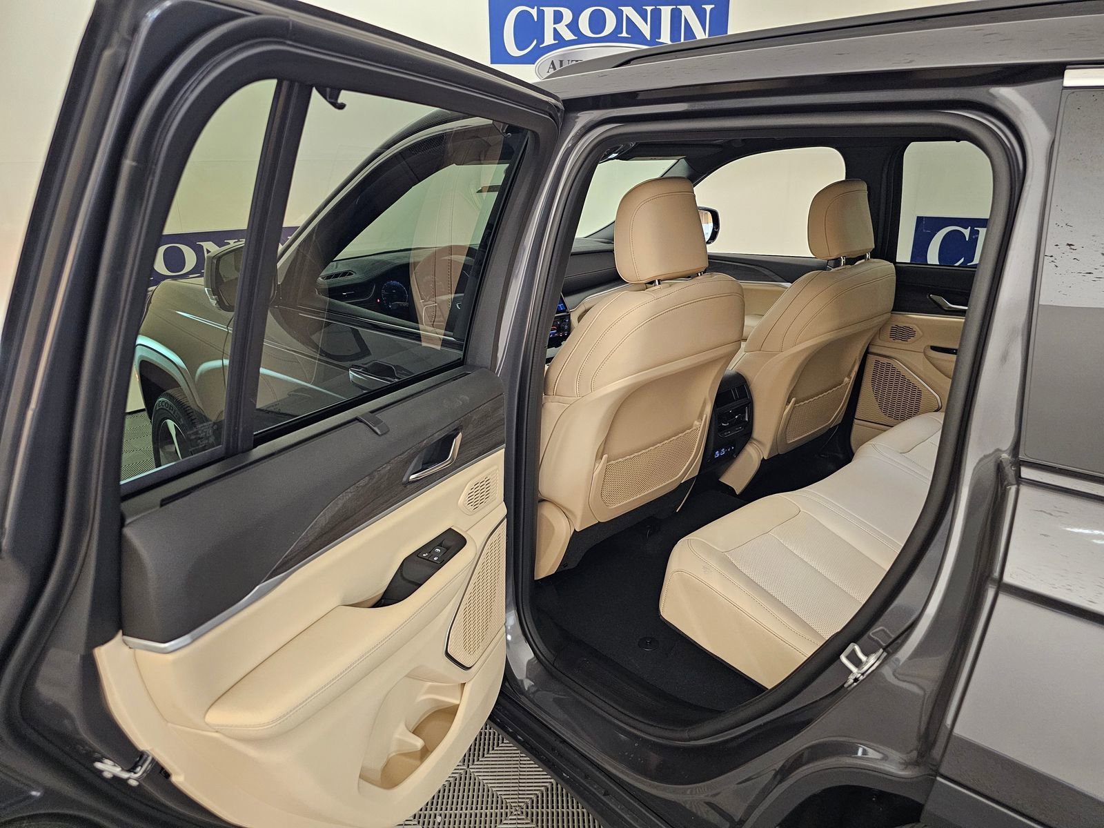 New 2025 Jeep Grand Cherokee Limited w/ Luxury Tech Group II image 44