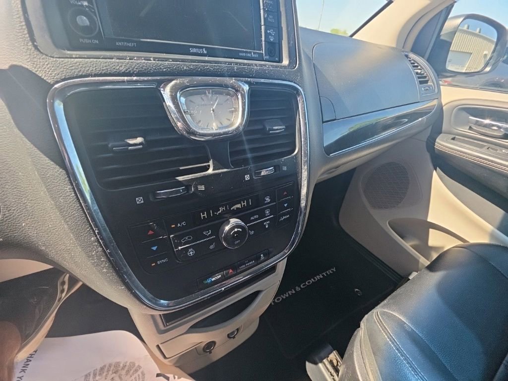 Used 2016 Chrysler Town & Country Touring w/ Driver Convenience Group FWD image 17