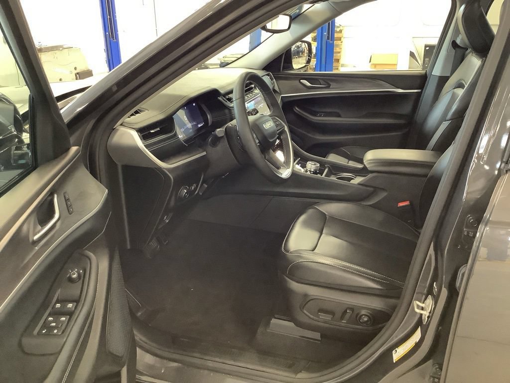 Used 2023 Jeep Grand Cherokee Limited AWD/4WD image 13