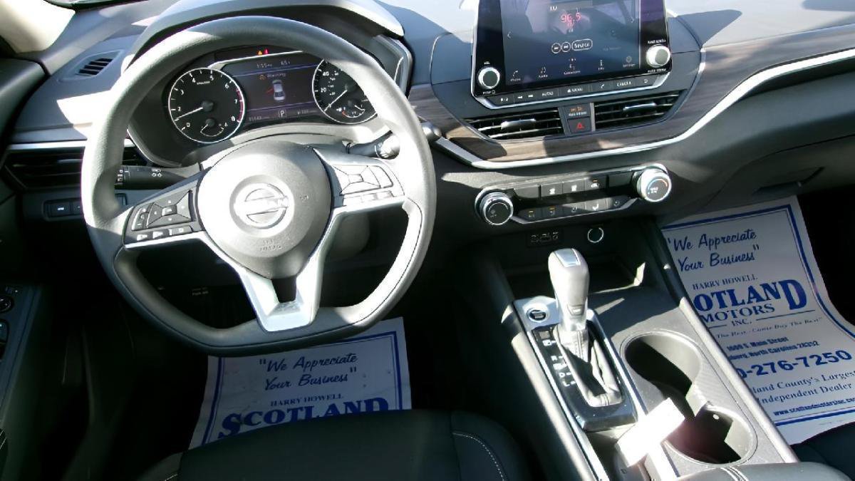 Used 2025 Nissan Altima 2.5 SV FWD image 11