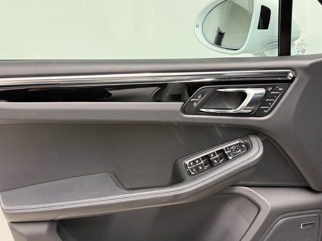 Certified 2026 Porsche Macan AWD/4WD image 32