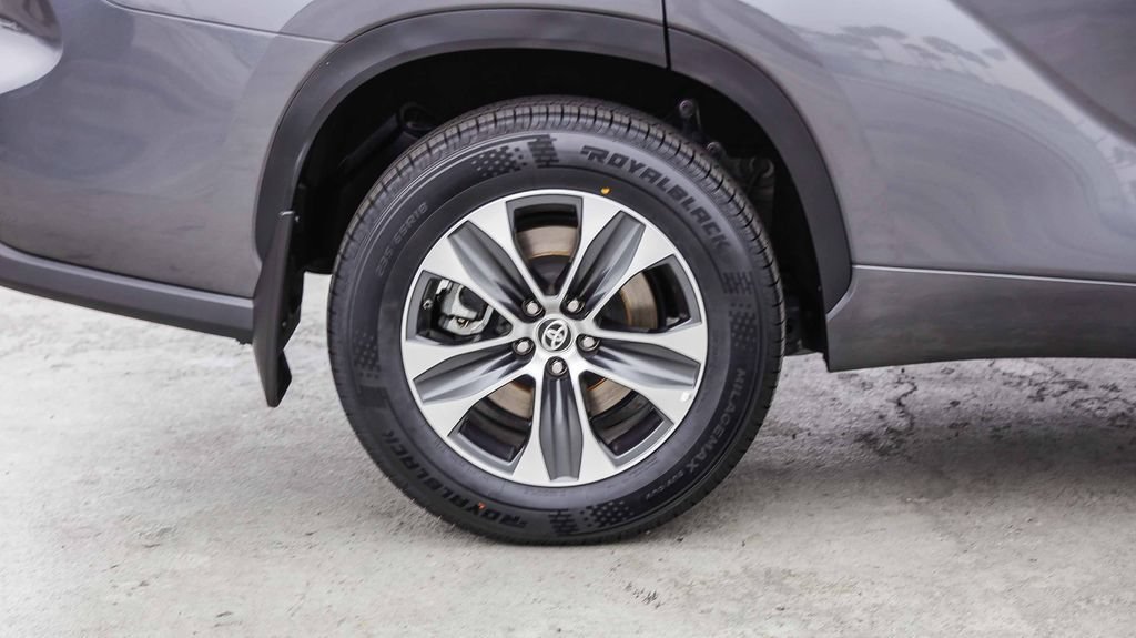 Used 2024 Toyota Highlander XLE AWD/4WD image 12
