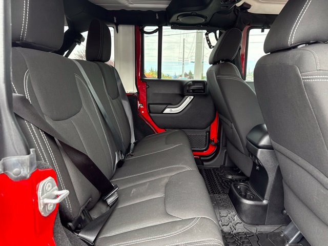 Used 2014 Jeep Wrangler Unlimited Sahara w/ Connectivity Group AWD/4WD image 17