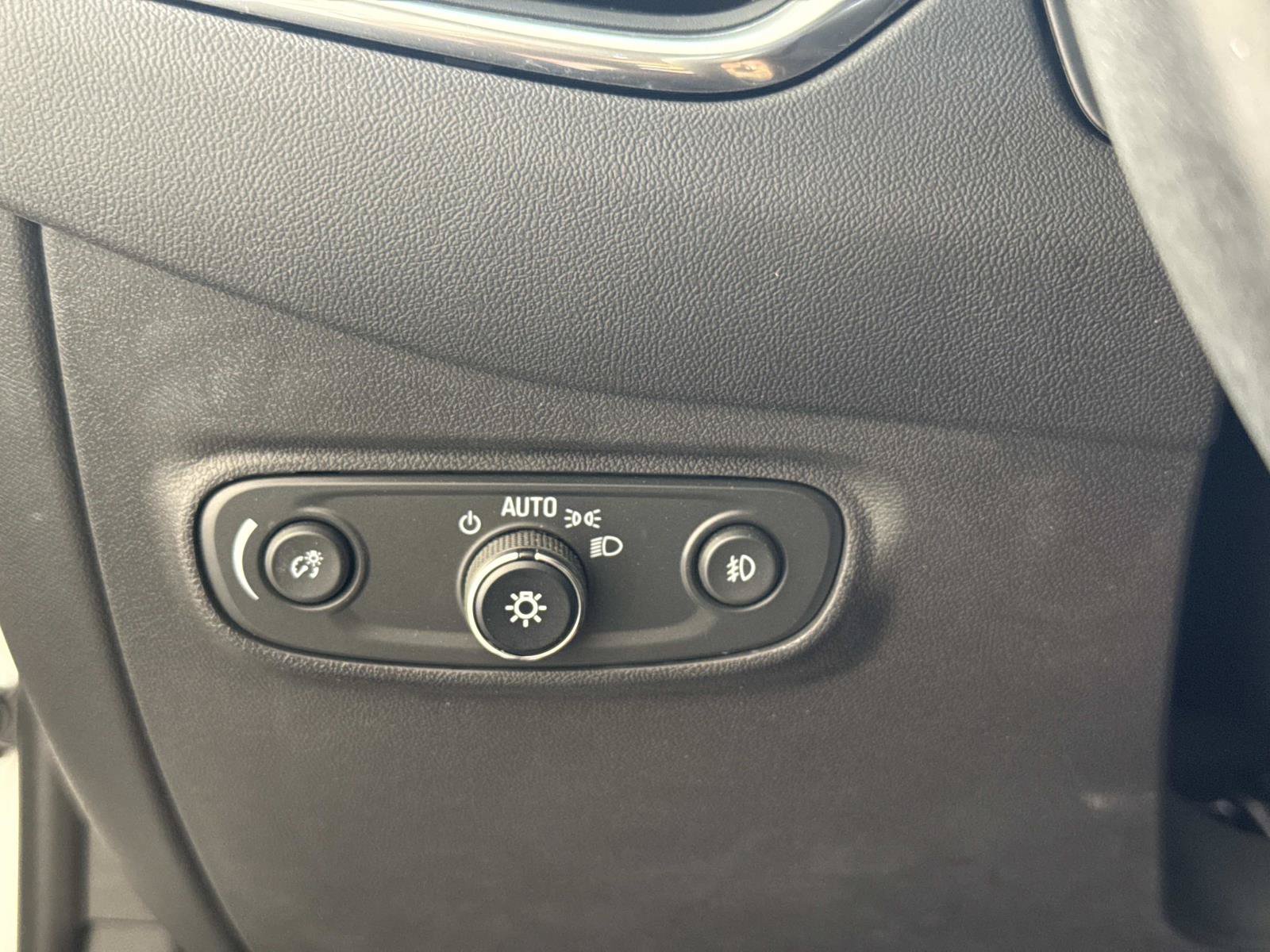 Used 2021 Chevrolet Equinox Premier FWD image 32
