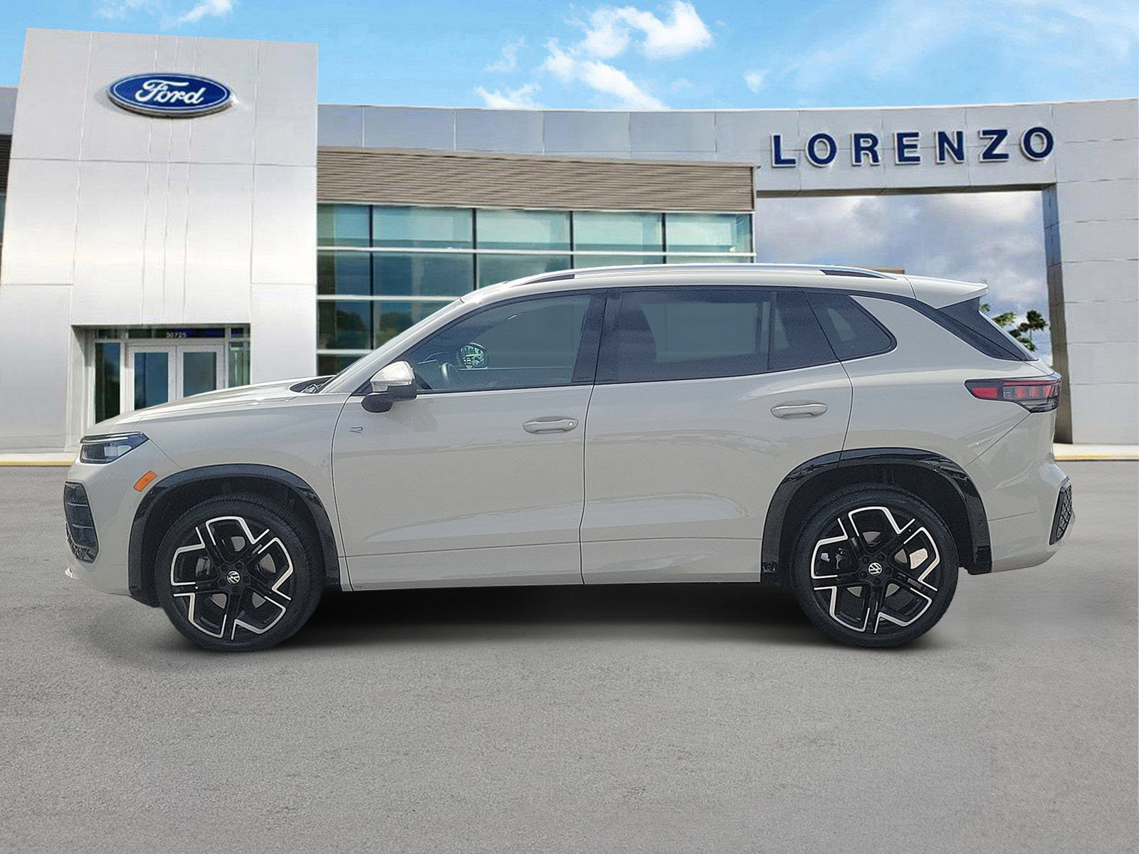 Used 2025 Volkswagen Tiguan SEL R-Line AWD/4WD image 8