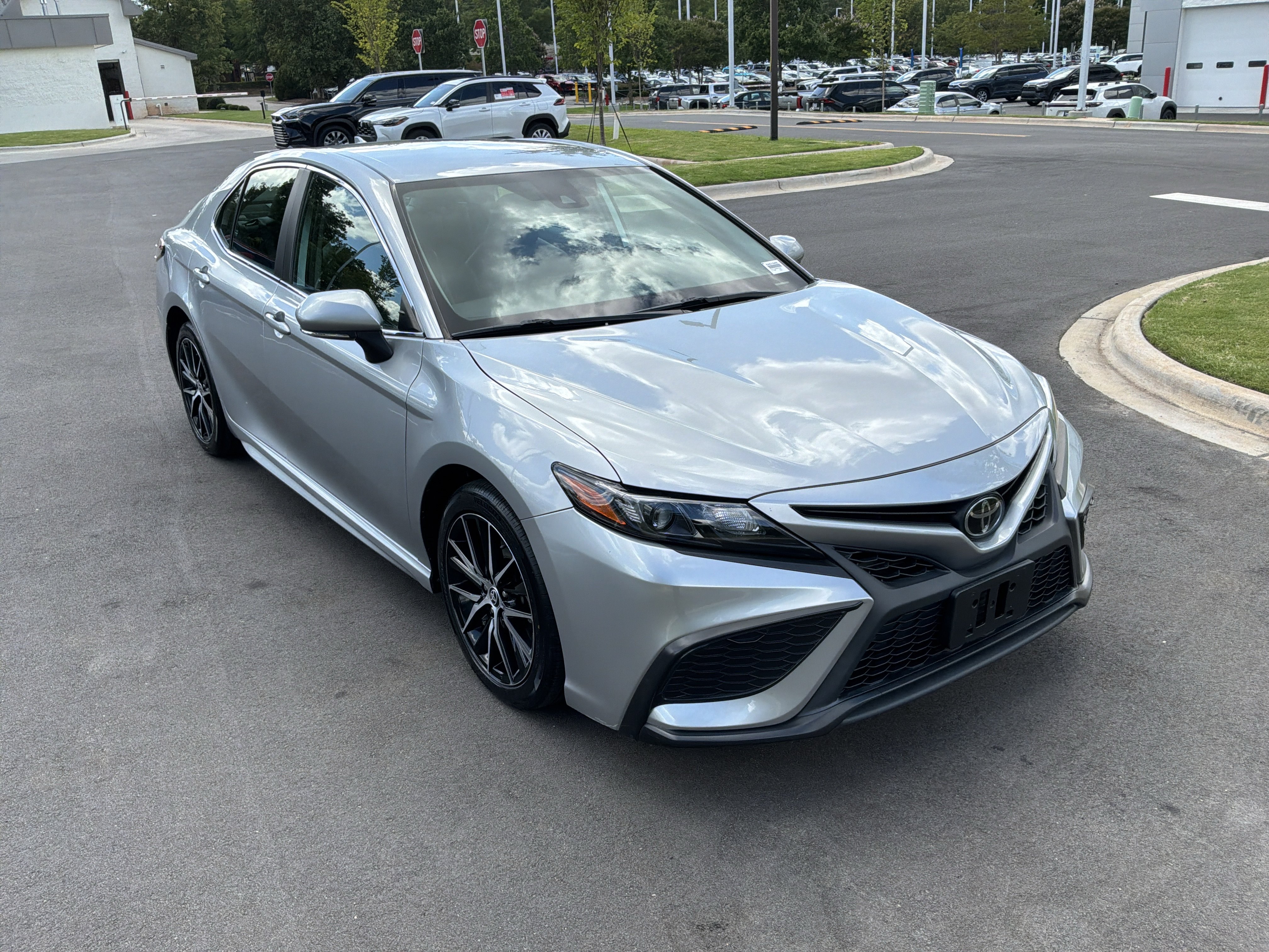 Used 2022 Toyota Camry SE FWD image 2