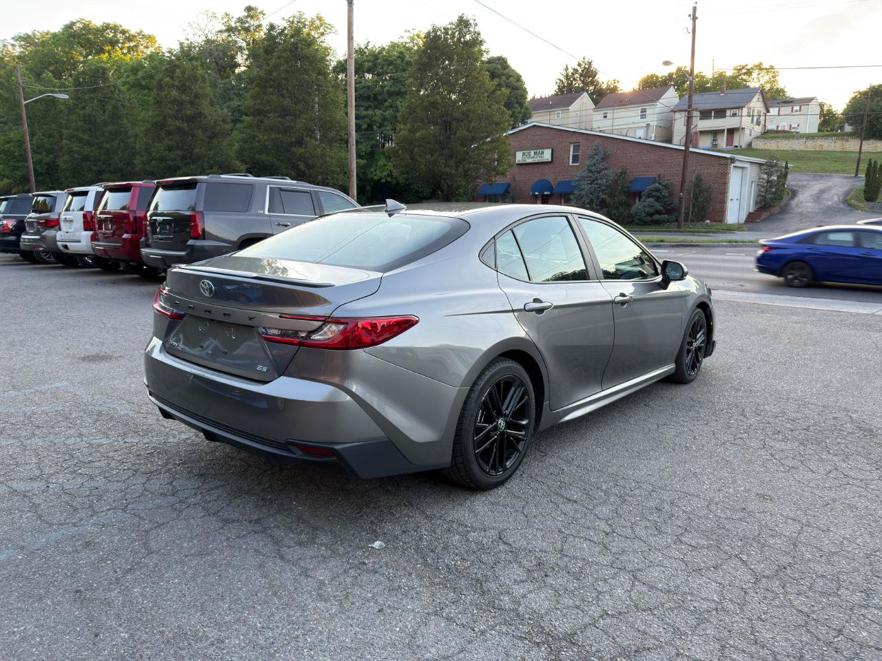 Used 2025 Toyota Camry SE w/ Convenience Package FWD image 5