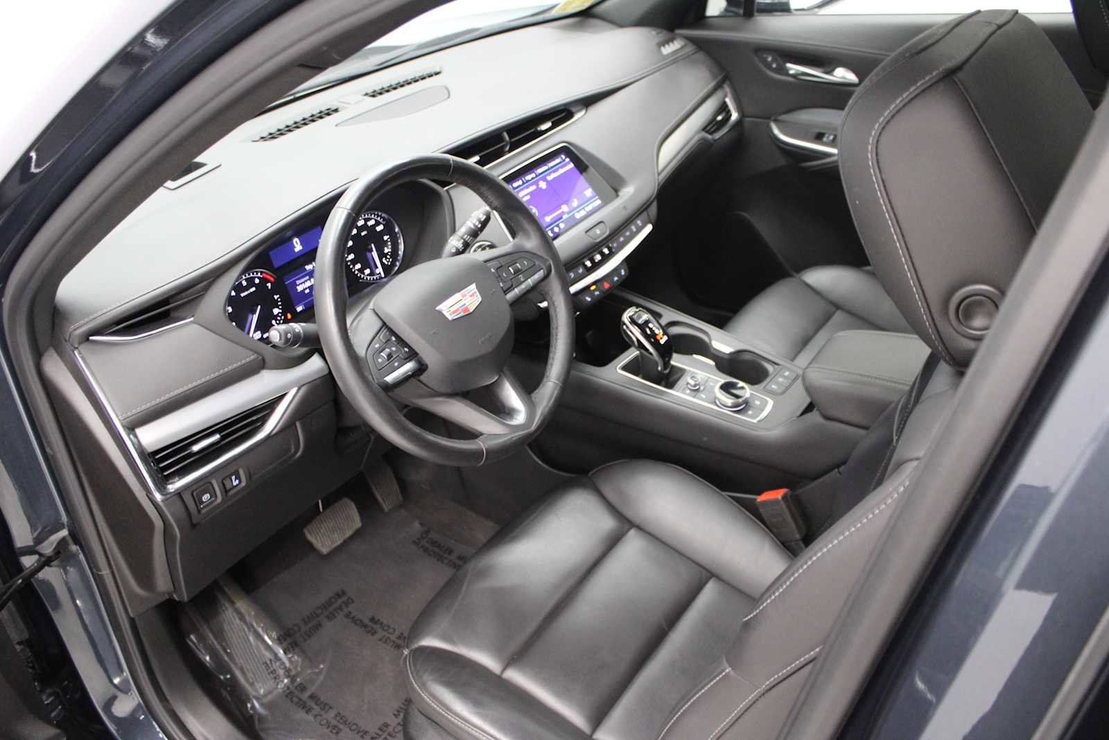 Used 2020 Cadillac XT4 Premium Luxury w/ Cold Weather Package image 15