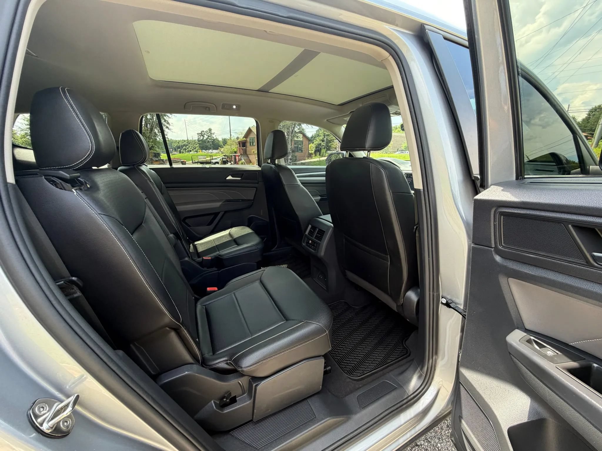 Used 2021 Volkswagen Atlas SE w/ Panoramic Sunroof Package FWD image 15