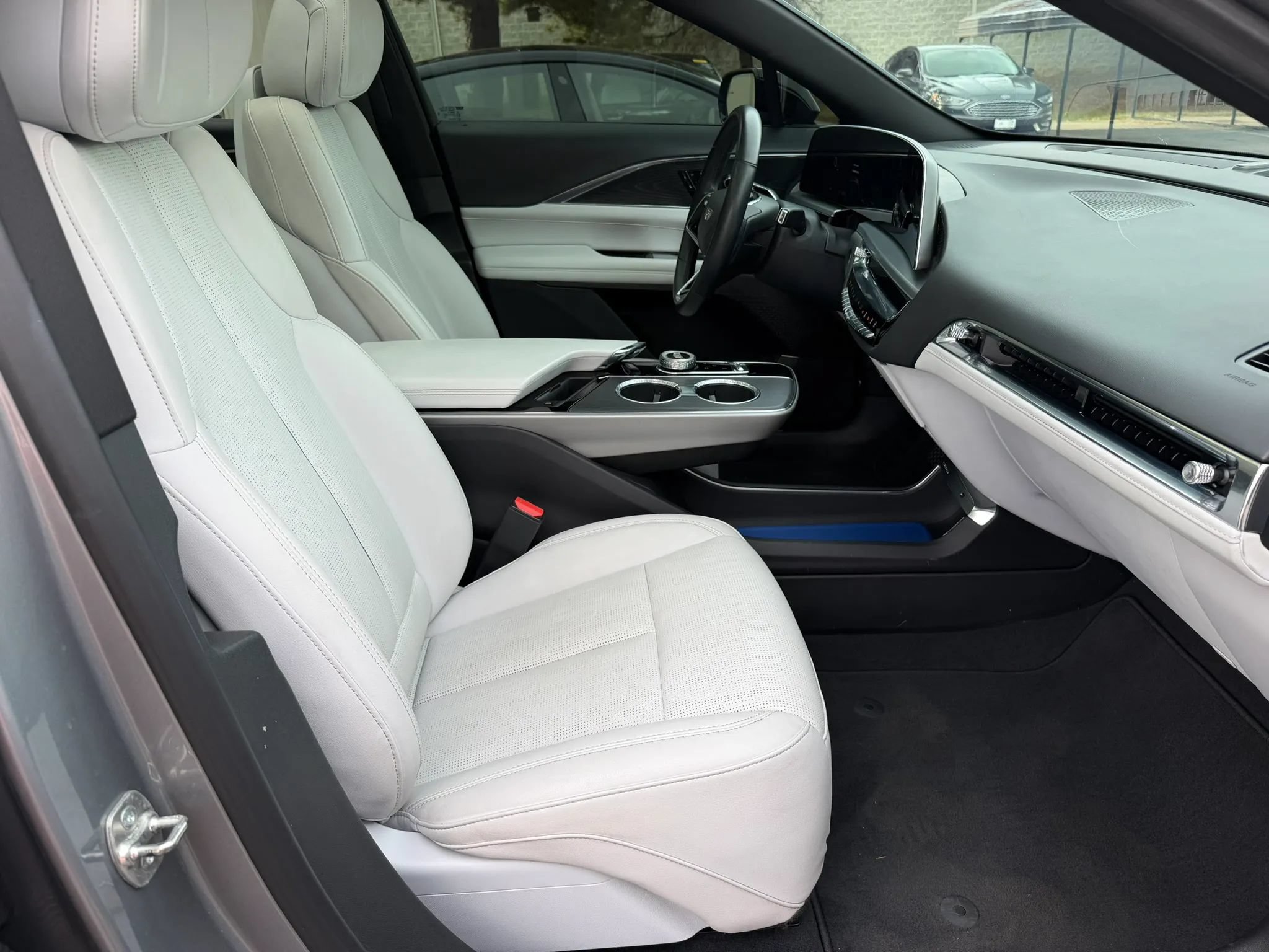 Used 2024 Cadillac Lyriq Luxury AWD/4WD image 21