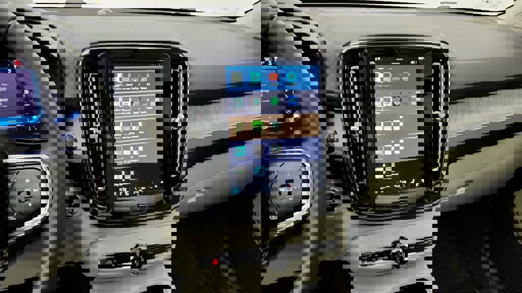 Used 2023 Volvo XC40 B5 Plus w/ Driver Assist Package image 18