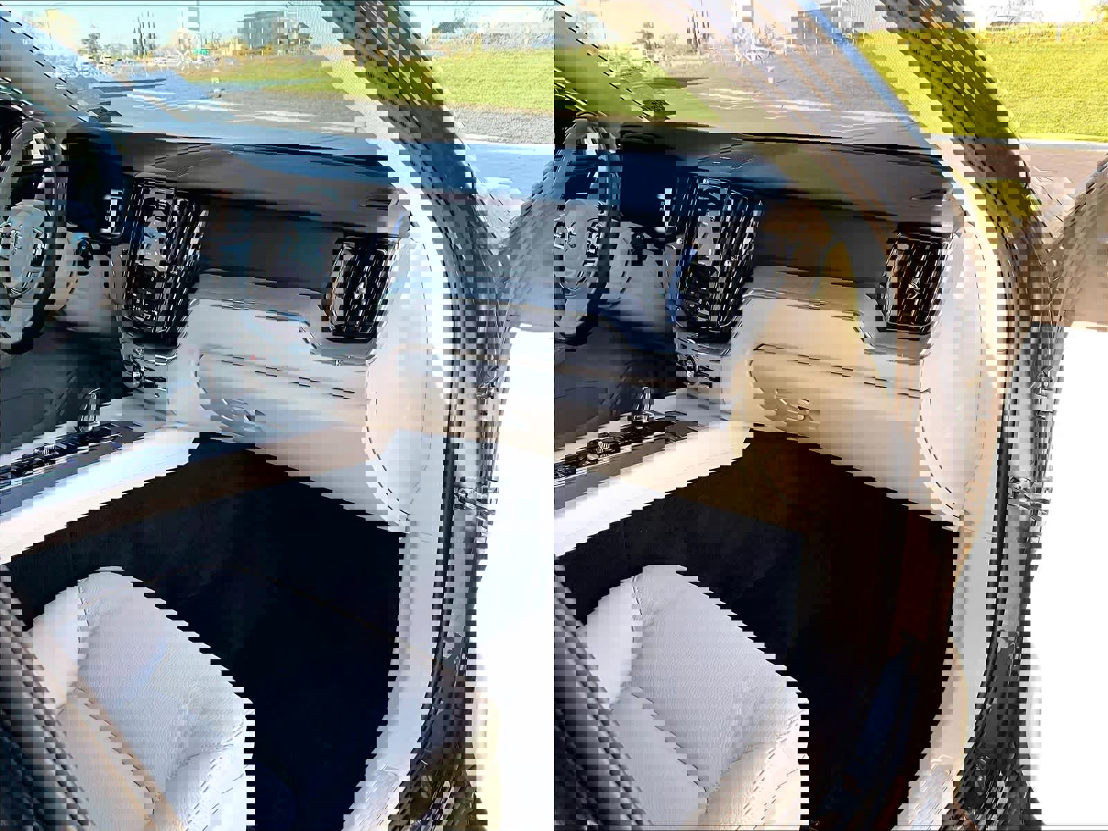 Used 2025 Volvo XC60 T8 Plus w/ Protection Package Premier image 19