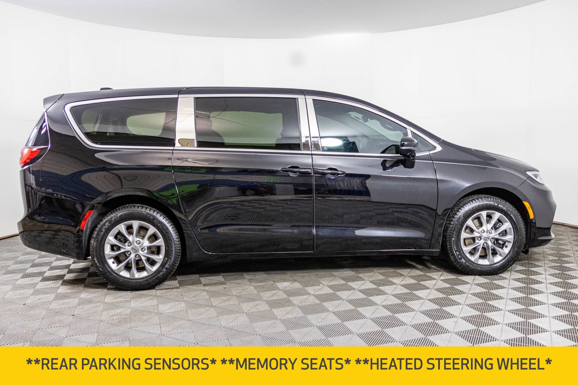 Used 2024 Chrysler Pacifica Touring-L image 8