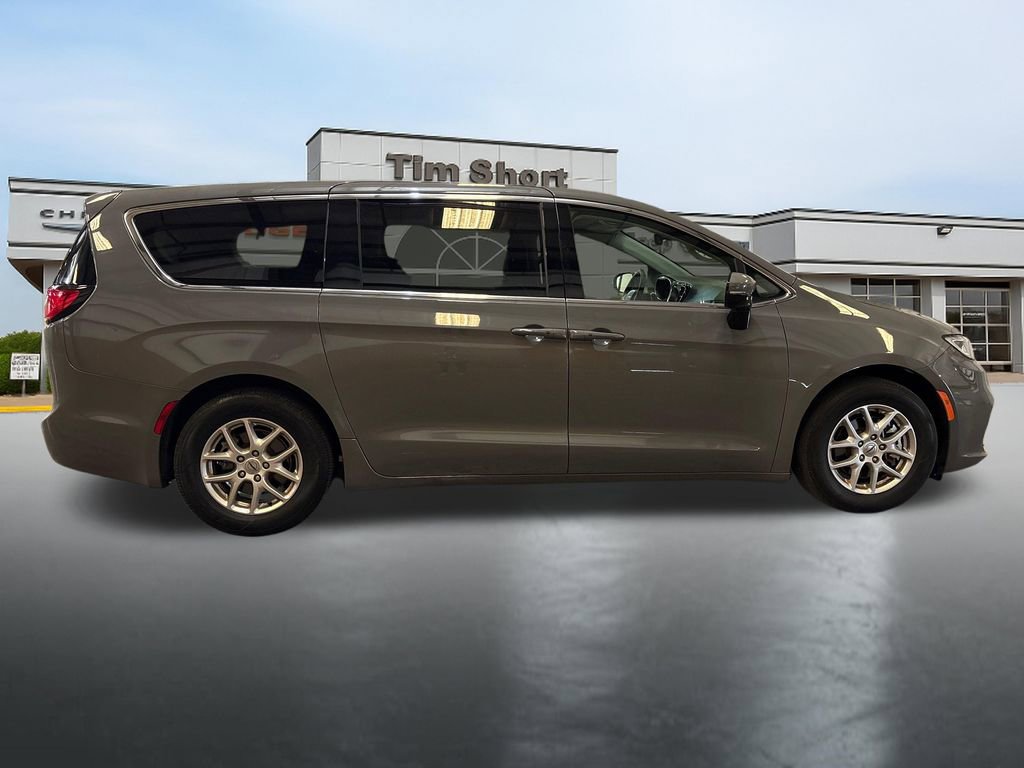 Used 2023 Chrysler Pacifica Touring-L image 6