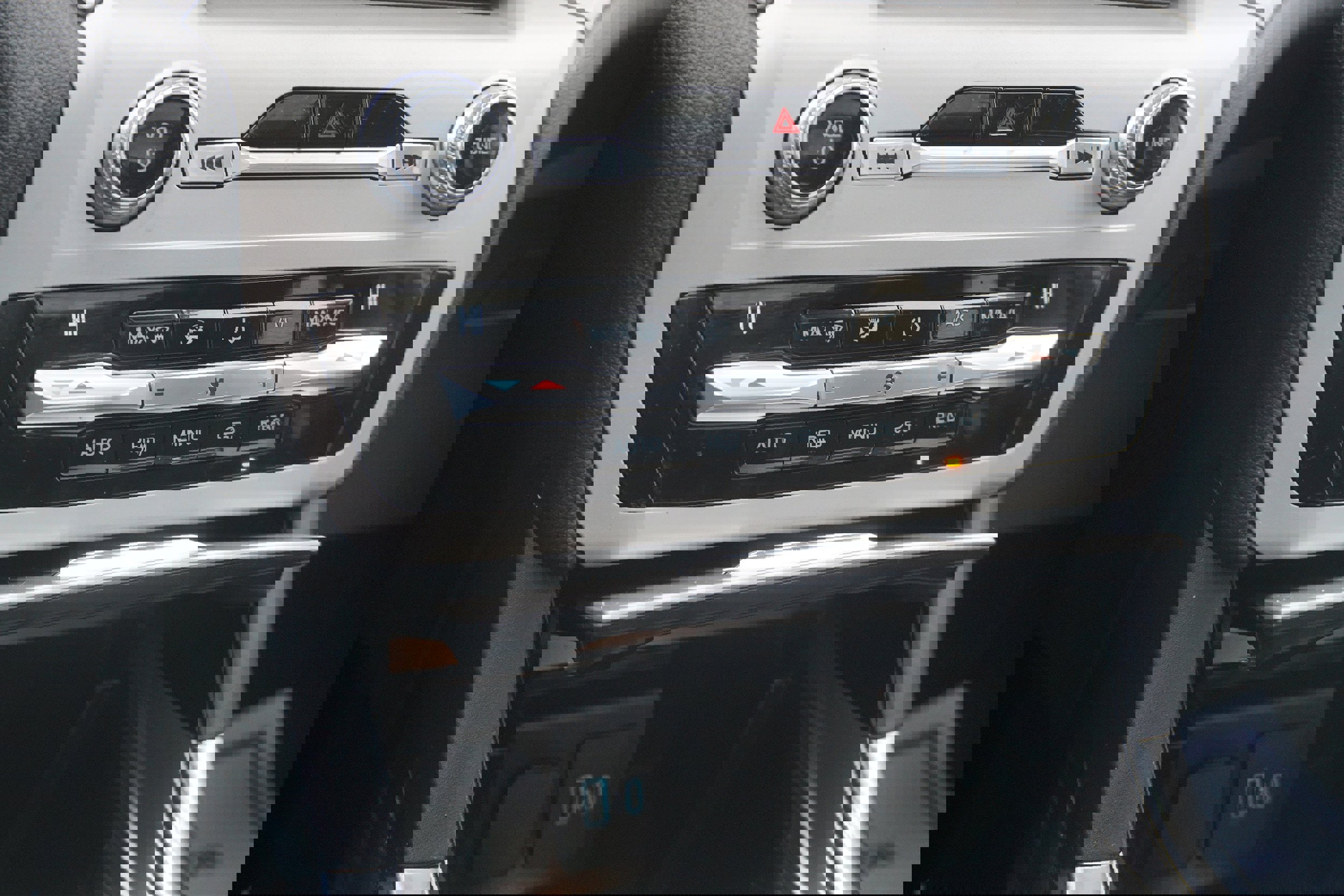 Used 2020 Ford Explorer XLT w/ Equipment Group 202A image 21