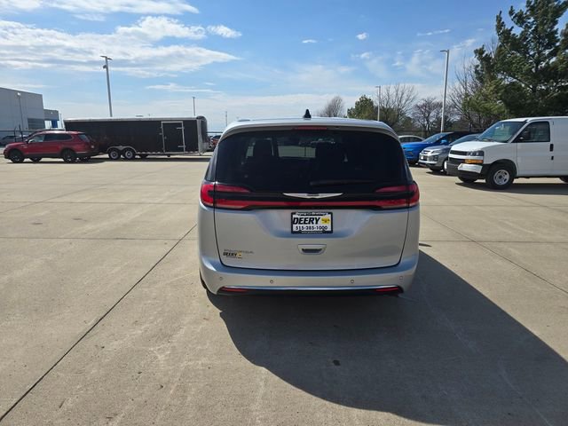 Used 2024 Chrysler Pacifica Touring-L image 12