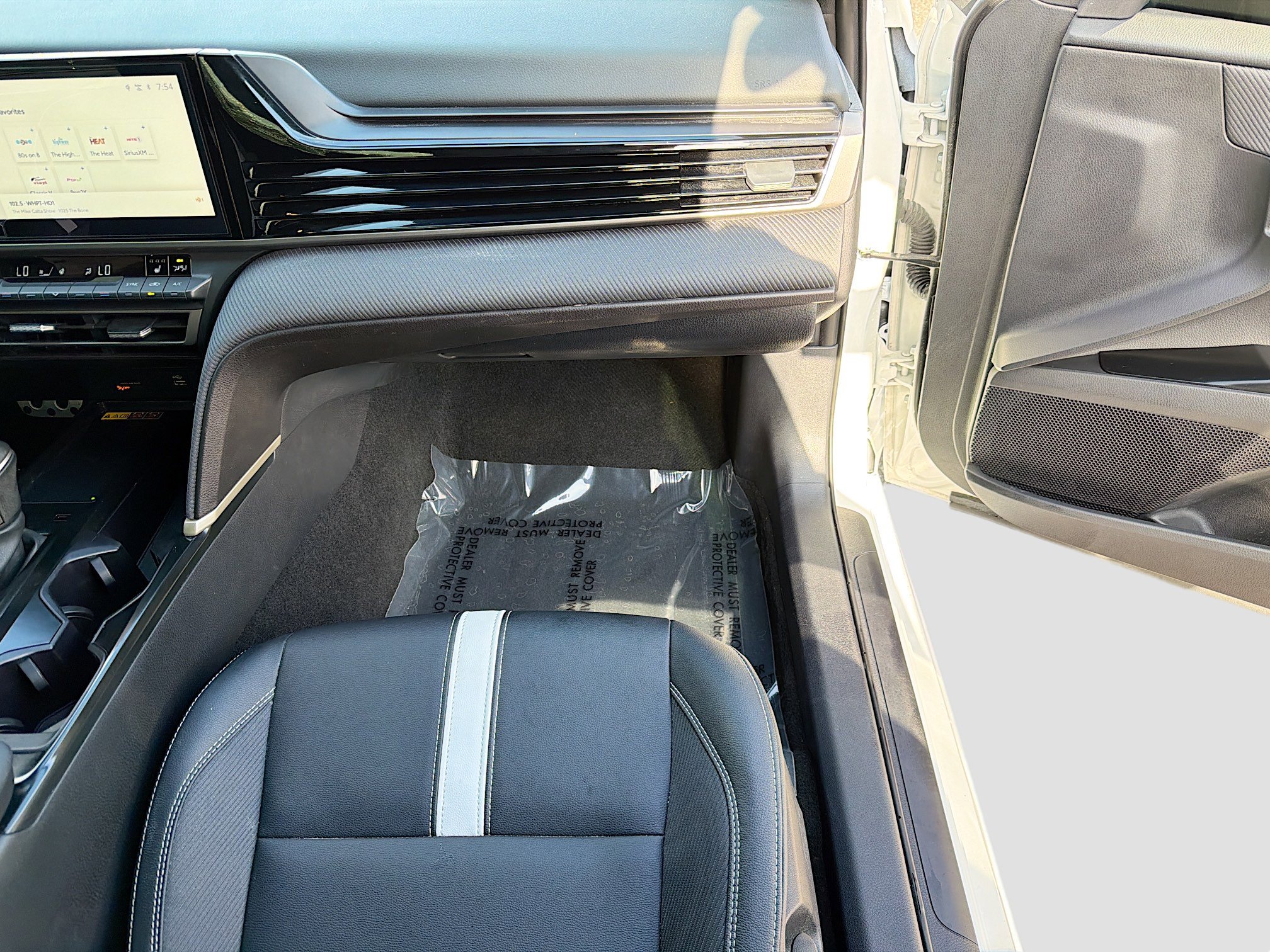 Used 2025 Toyota Camry SE w/ Multimedia Upgrade Package image 16