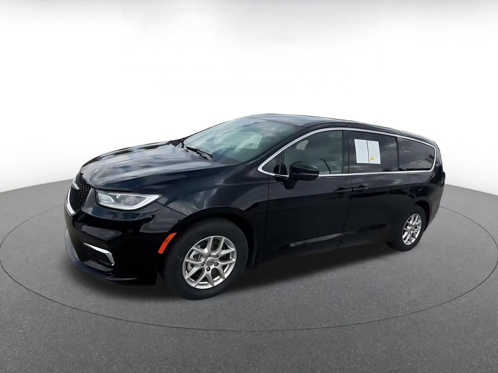 Used 2025 Chrysler Pacifica Select FWD image 7