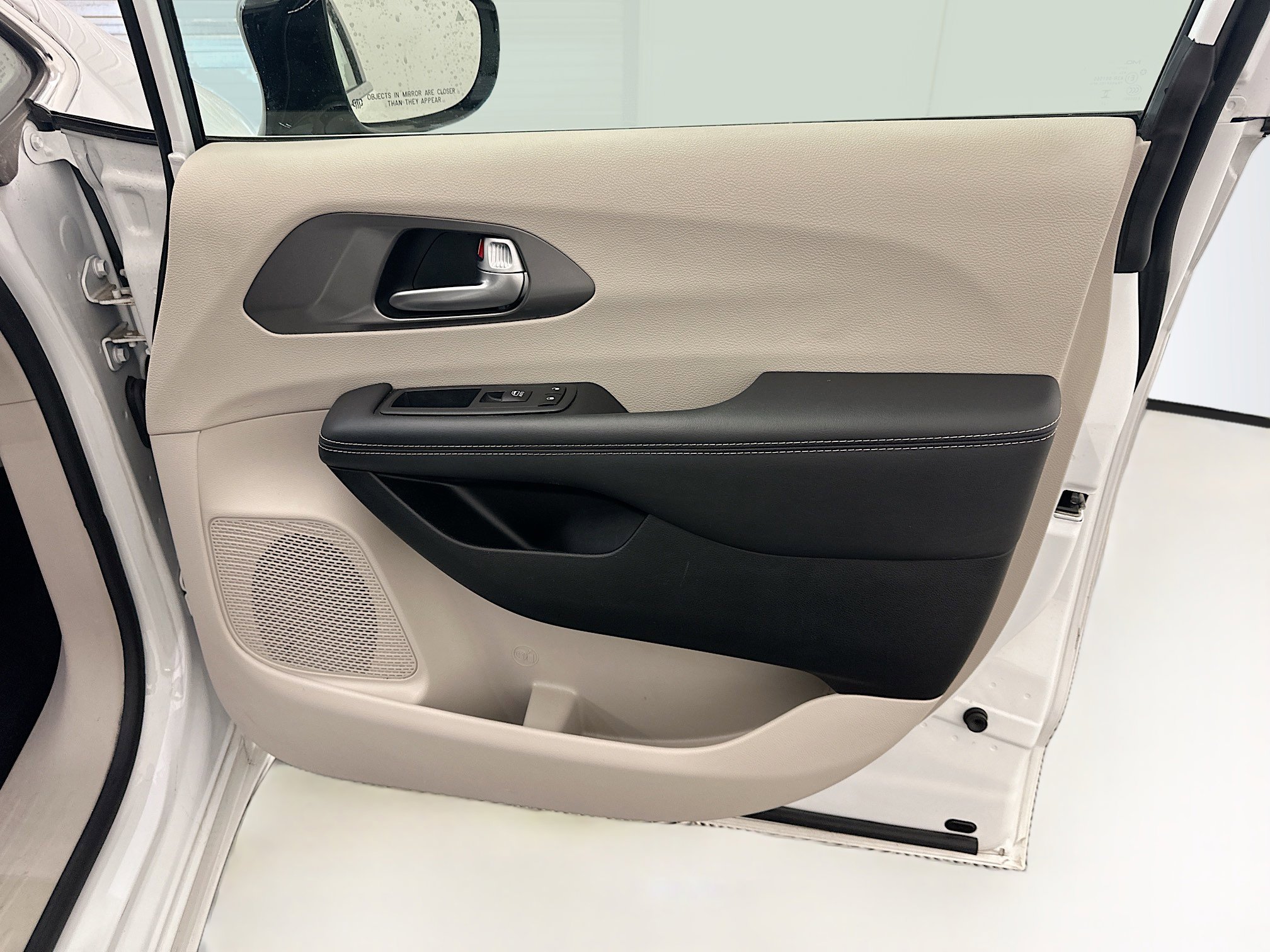 Used 2024 Chrysler Pacifica Touring-L image 34