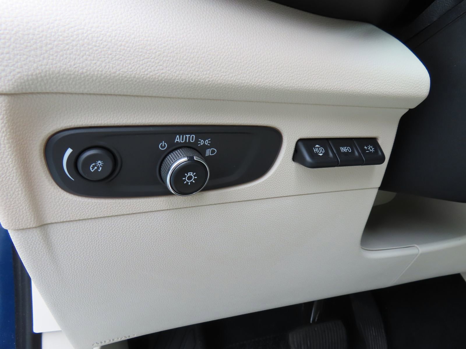 Used 2023 Buick Envision Avenir AWD/4WD image 16