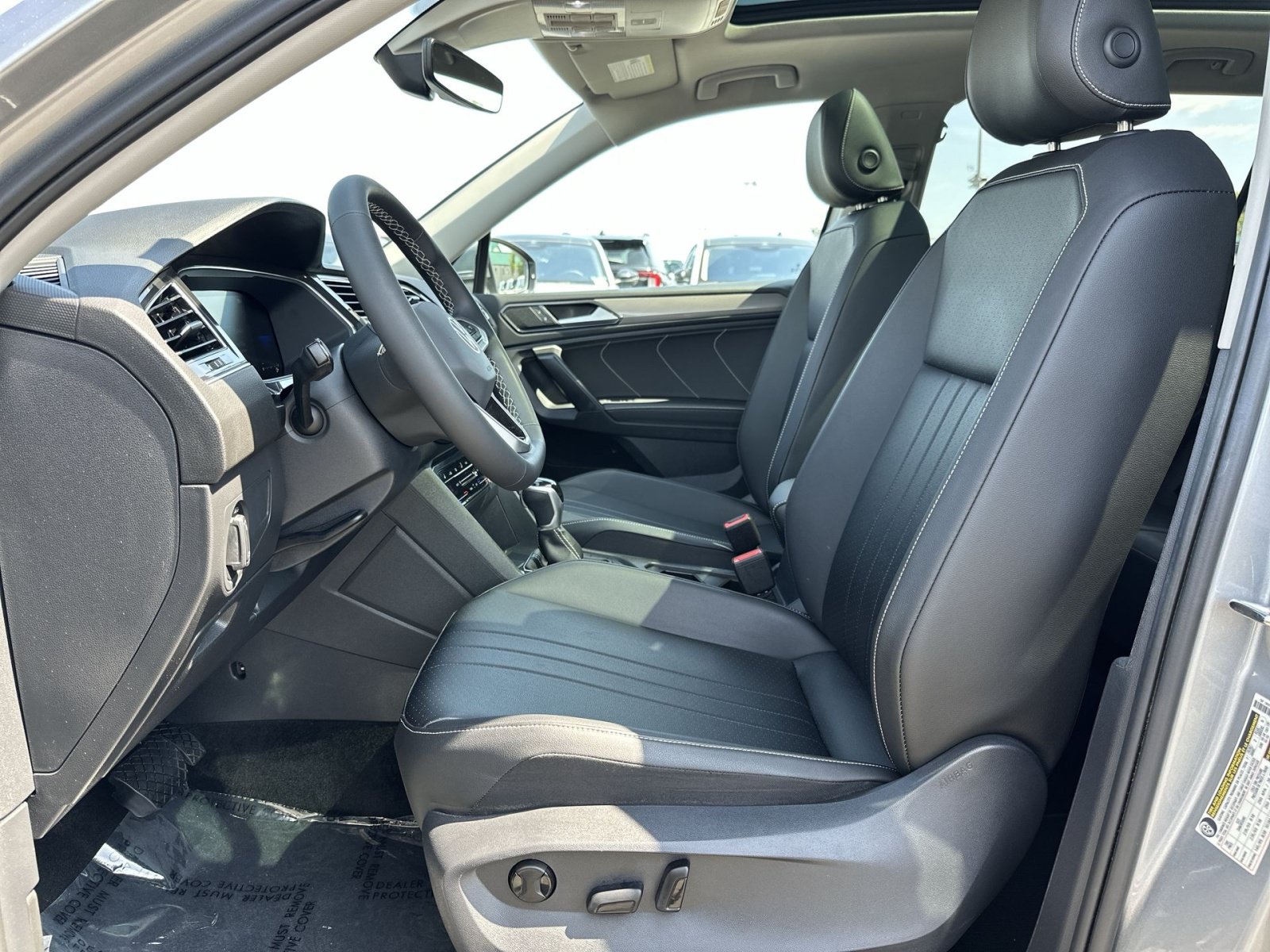 Used 2023 Volkswagen Tiguan SE w/ Panoramic Sunroof Package FWD image 14