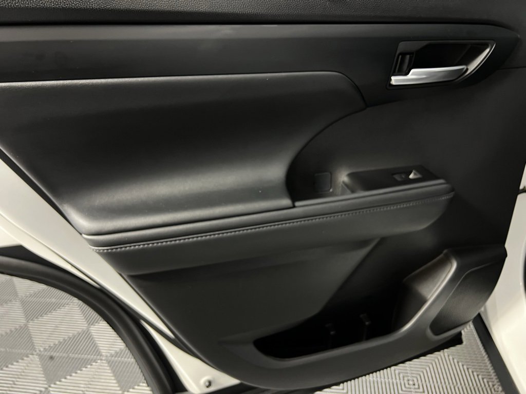 Used 2025 Toyota Highlander XLE image 27