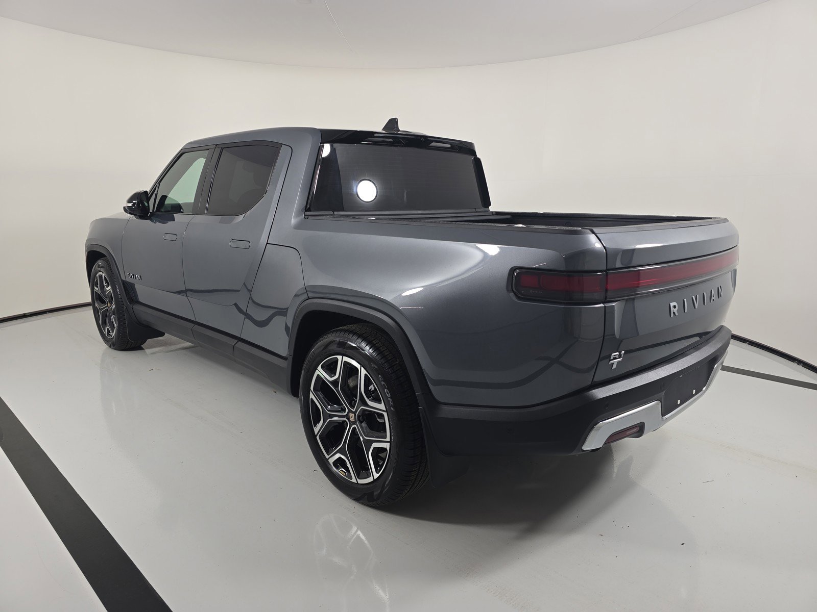 Used 2025 Rivian R1T Adventure AWD/4WD image 3