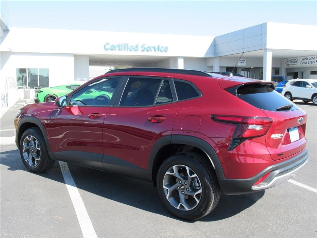 Certified 2025 Chevrolet Trax LT w/ Driver Confidence Package image 9