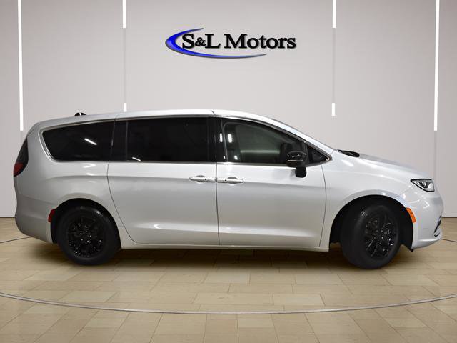 Used 2024 Chrysler Pacifica Touring-L FWD image 7
