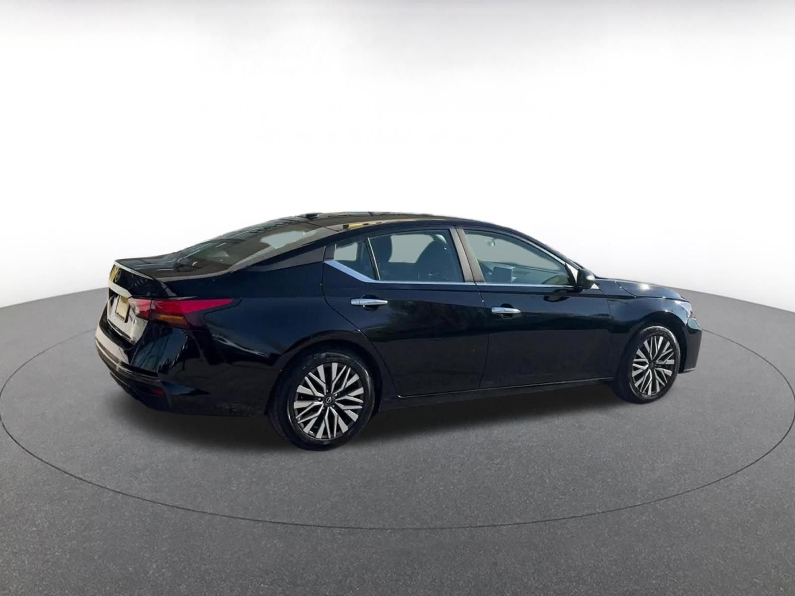 Used 2025 Nissan Altima 2.5 SV FWD image 14