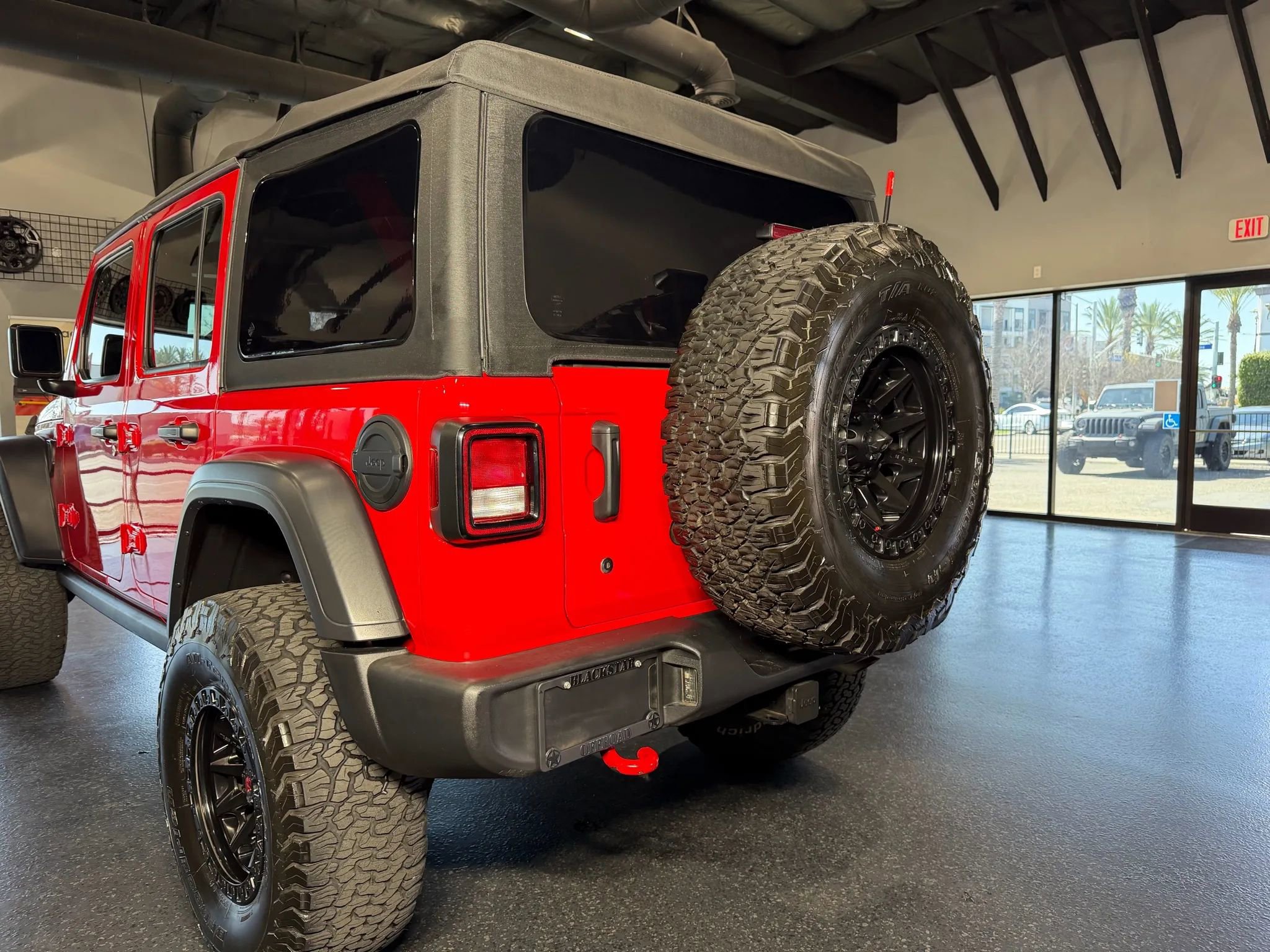 Used 2018 Jeep Wrangler Unlimited Sport image 9