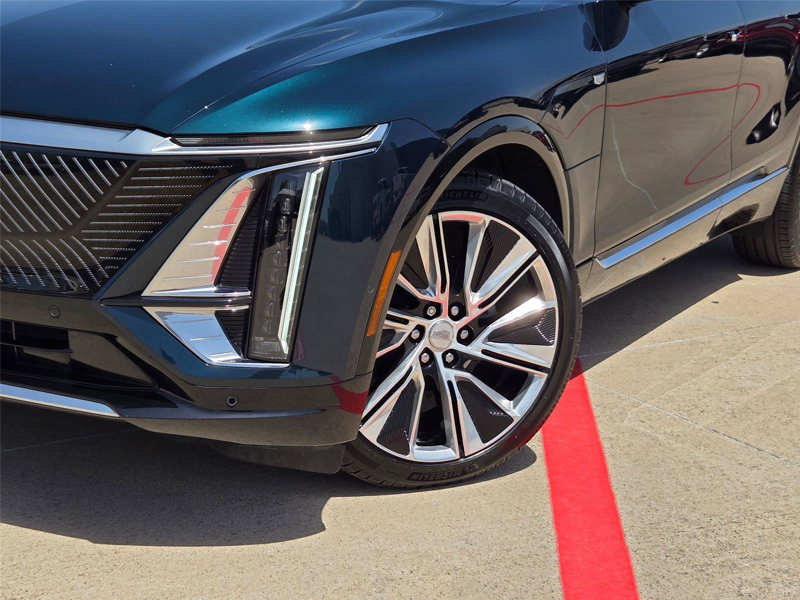 Used 2025 Cadillac Lyriq Luxury w/ LPO, Floor Liner Package AWD/4WD image 7