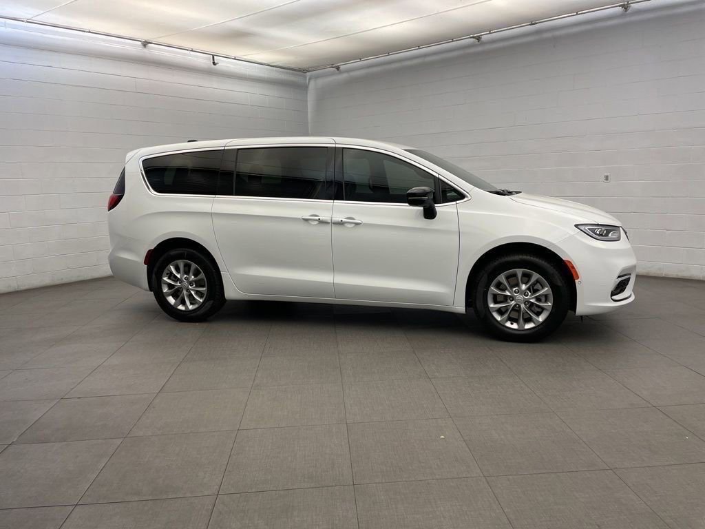 New 2026 Chrysler Pacifica Select FWD image 2