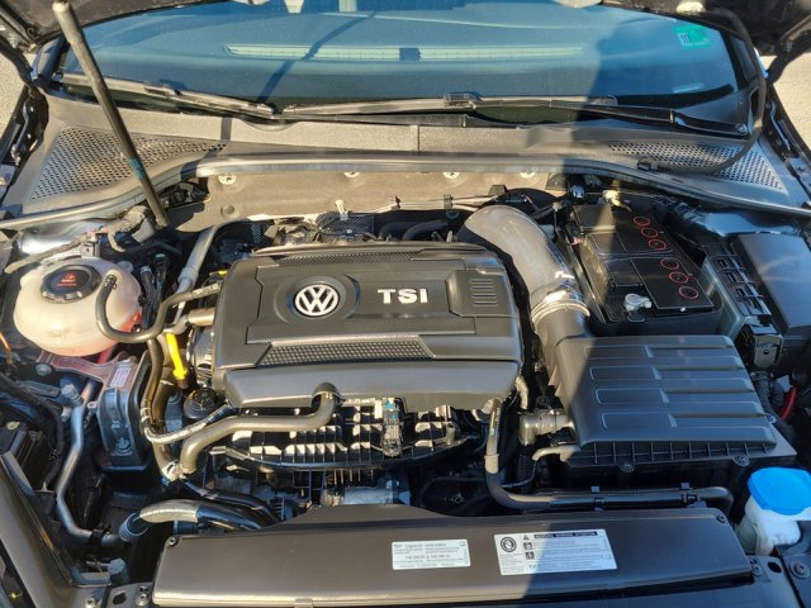 Used 2019 Volkswagen Golf S image 9