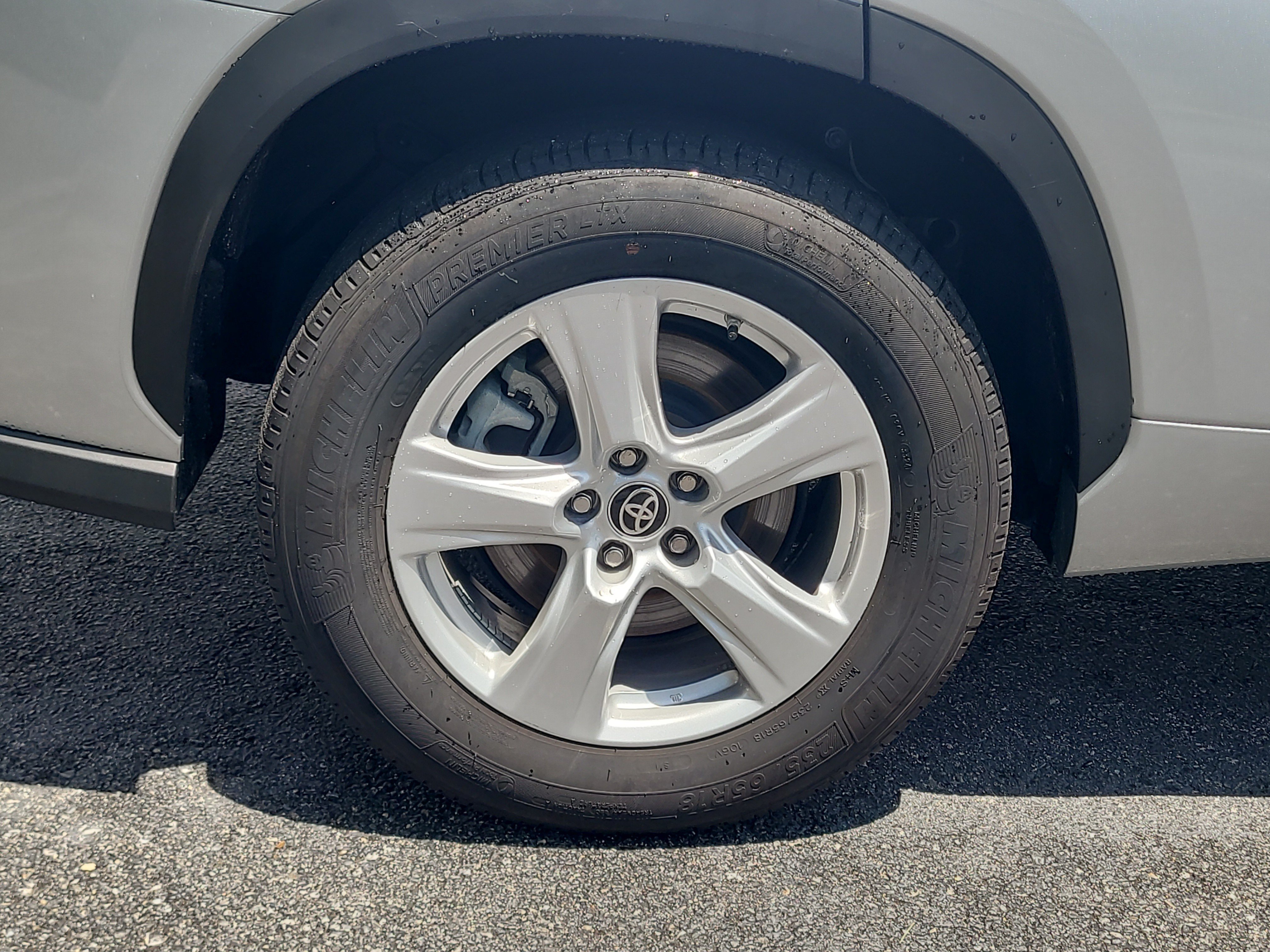 Used 2025 Toyota Highlander LE FWD image 9